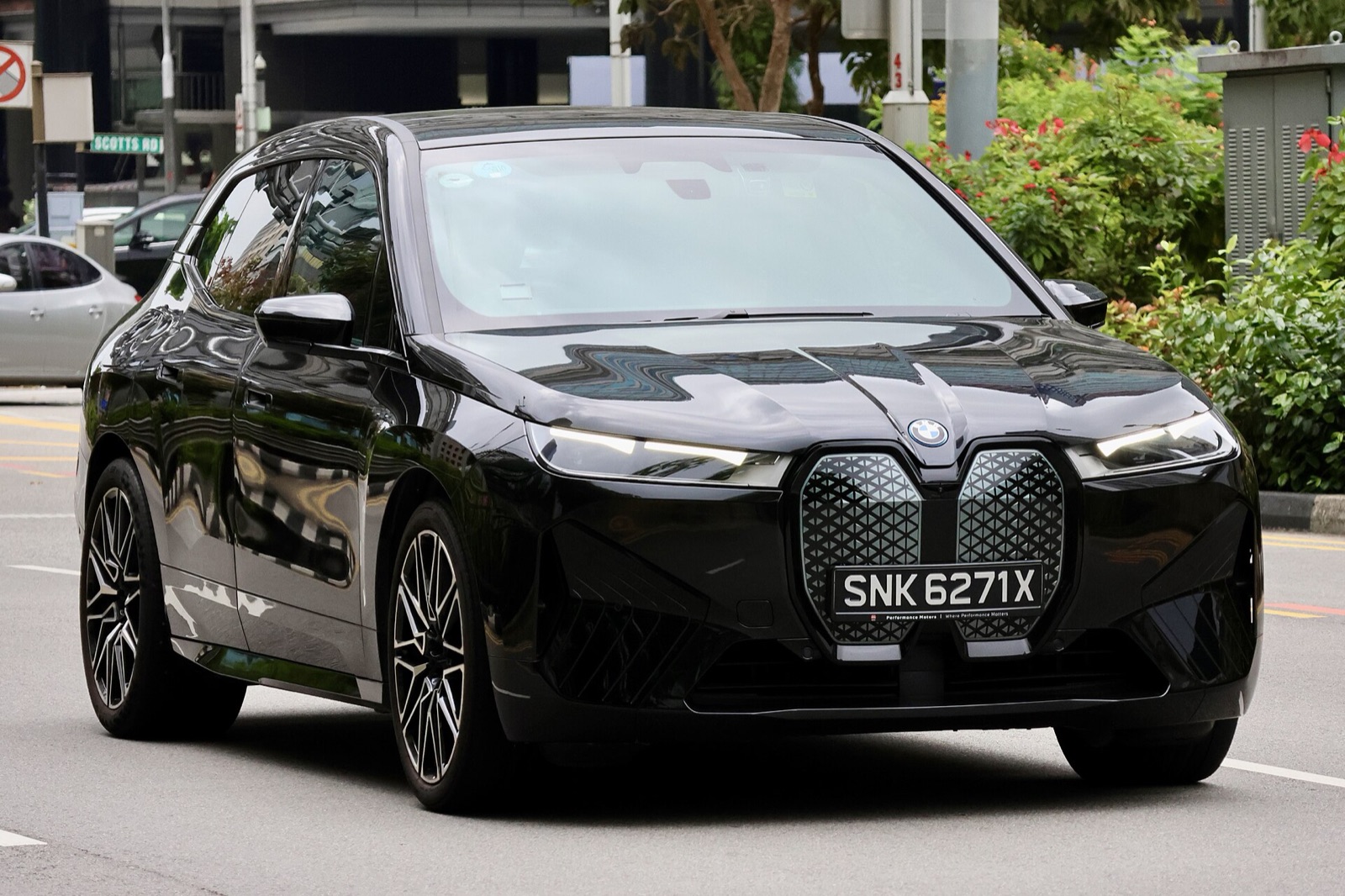 BMW iX — iX M60